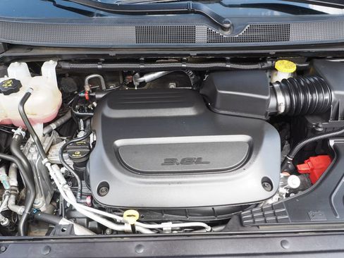 Used 2024 Chrysler Pacifica Touring-L FWD image 11