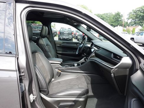 Used 2024 Jeep Grand Cherokee Altitude AWD/4WD image 37