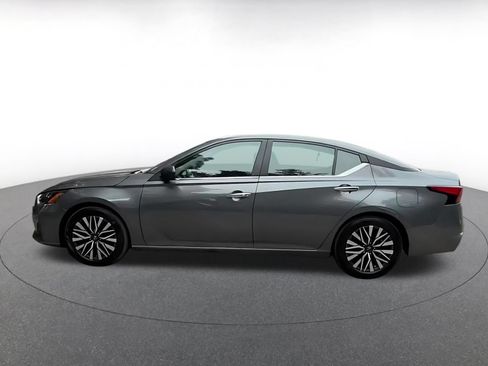 Used 2025 Nissan Altima 2.5 SV FWD image 9