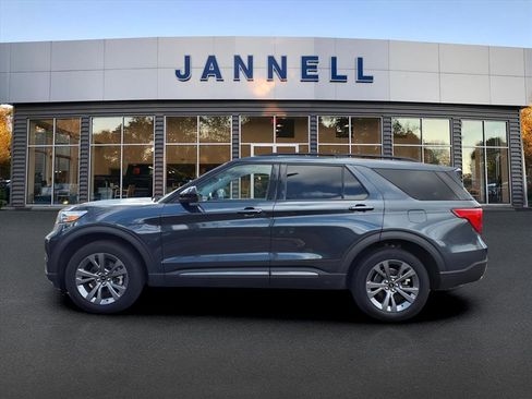 Used 2022 Ford Explorer XLT w/ Equipment Group 202A image 8