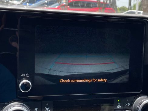 Used 2025 Toyota Highlander LE FWD image 18