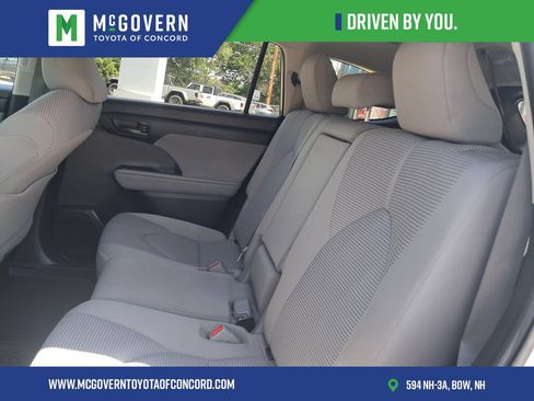 Used 2022 Toyota Highlander LE AWD/4WD image 21