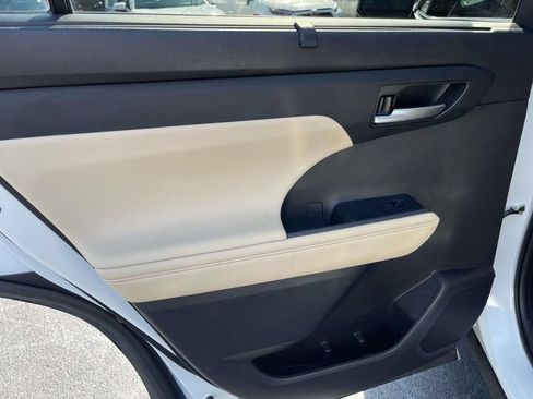 Used 2024 Toyota Highlander XLE AWD/4WD image 17