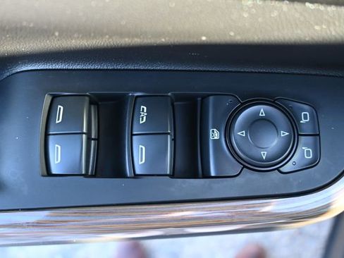 Used 2023 GMC Acadia SLE w/ Driver Convenience Package image 11