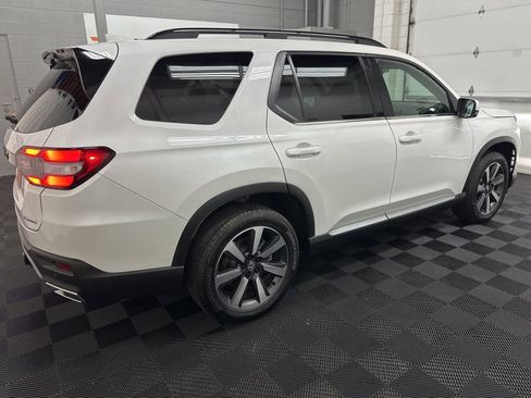Used 2025 Honda Pilot Touring image 11