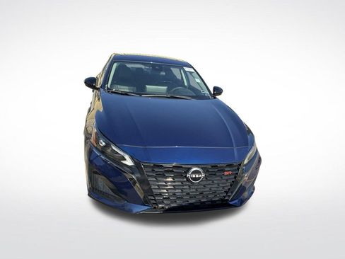 Used 2023 Nissan Altima 2.5 SR w/ SR Premium Package FWD image 2