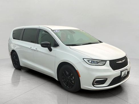 Used 2024 Chrysler Pacifica Touring-L FWD image 1