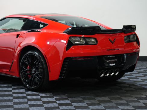 Used 2015 Chevrolet Corvette Z06 w/ 3LZ Preferred Equipment Group RWD image 16