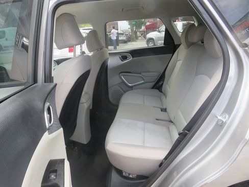 Used 2023 Kia Soul LX w/ LX Technology Package FWD image 18
