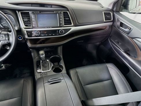 Certified 2019 Toyota Highlander XLE AWD/4WD image 28