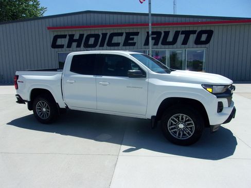 Used 2024 Chevrolet Colorado LT w/ LT Convenience Package II AWD/4WD image 2