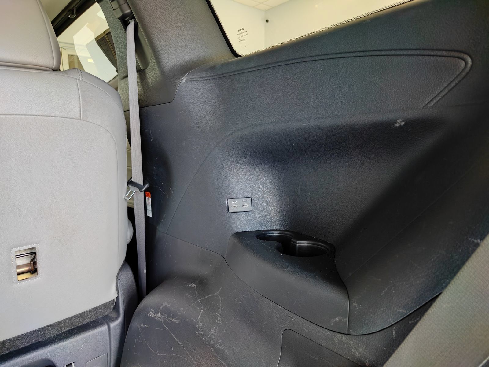 Used 2025 Toyota Sienna XLE FWD image 16