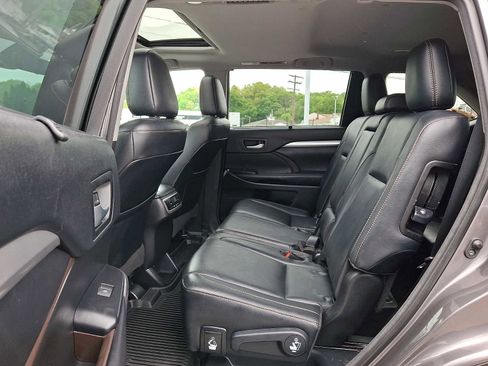 Used 2018 Toyota Highlander XLE AWD/4WD image 11