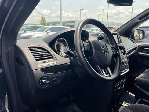 Used 2018 Dodge Grand Caravan SE FWD image 9