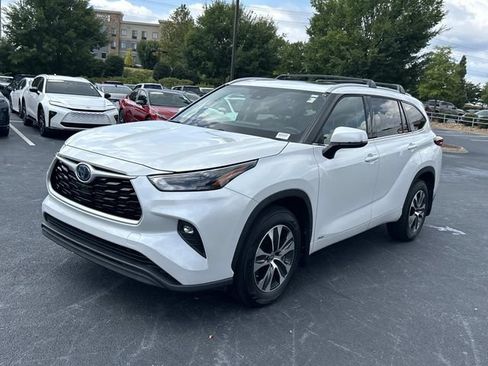 Used 2022 Toyota Highlander XLE AWD/4WD image 8