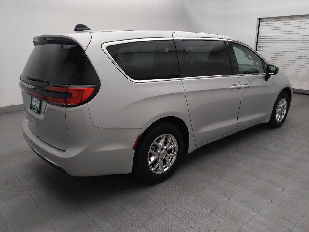 Used 2024 Chrysler Pacifica Touring-L FWD image 10