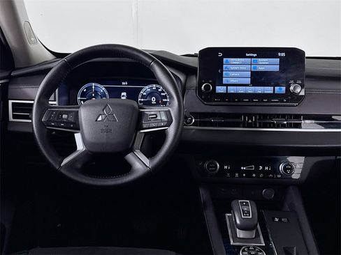 Used 2023 Mitsubishi Outlander SE image 12