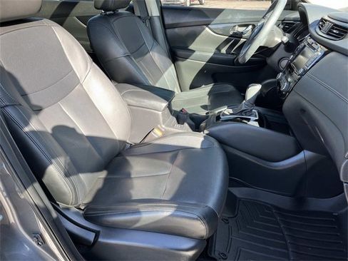 Used 2018 Nissan Rogue SL w/ Premium Package image 24