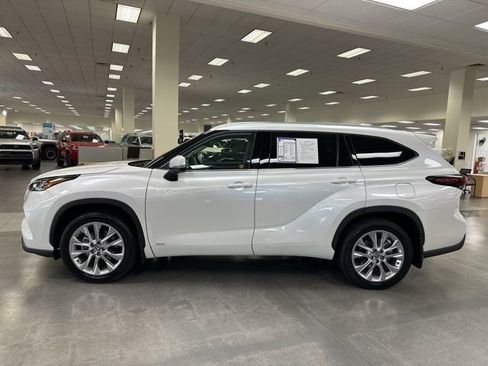 Used 2024 Toyota Highlander Limited AWD/4WD image 4
