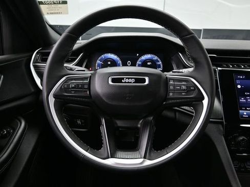 Used 2025 Jeep Grand Cherokee Altitude AWD/4WD image 27