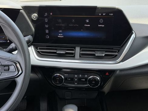 Used 2025 Chevrolet Trax LT FWD image 12