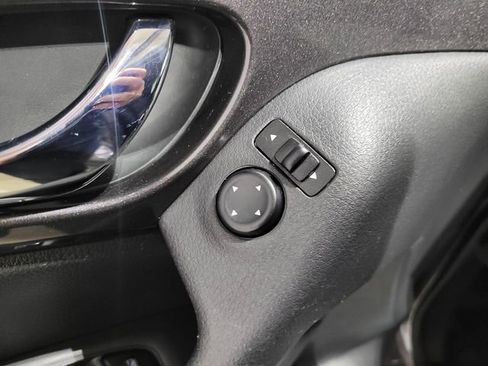 Used 2018 Nissan Rogue SV image 40