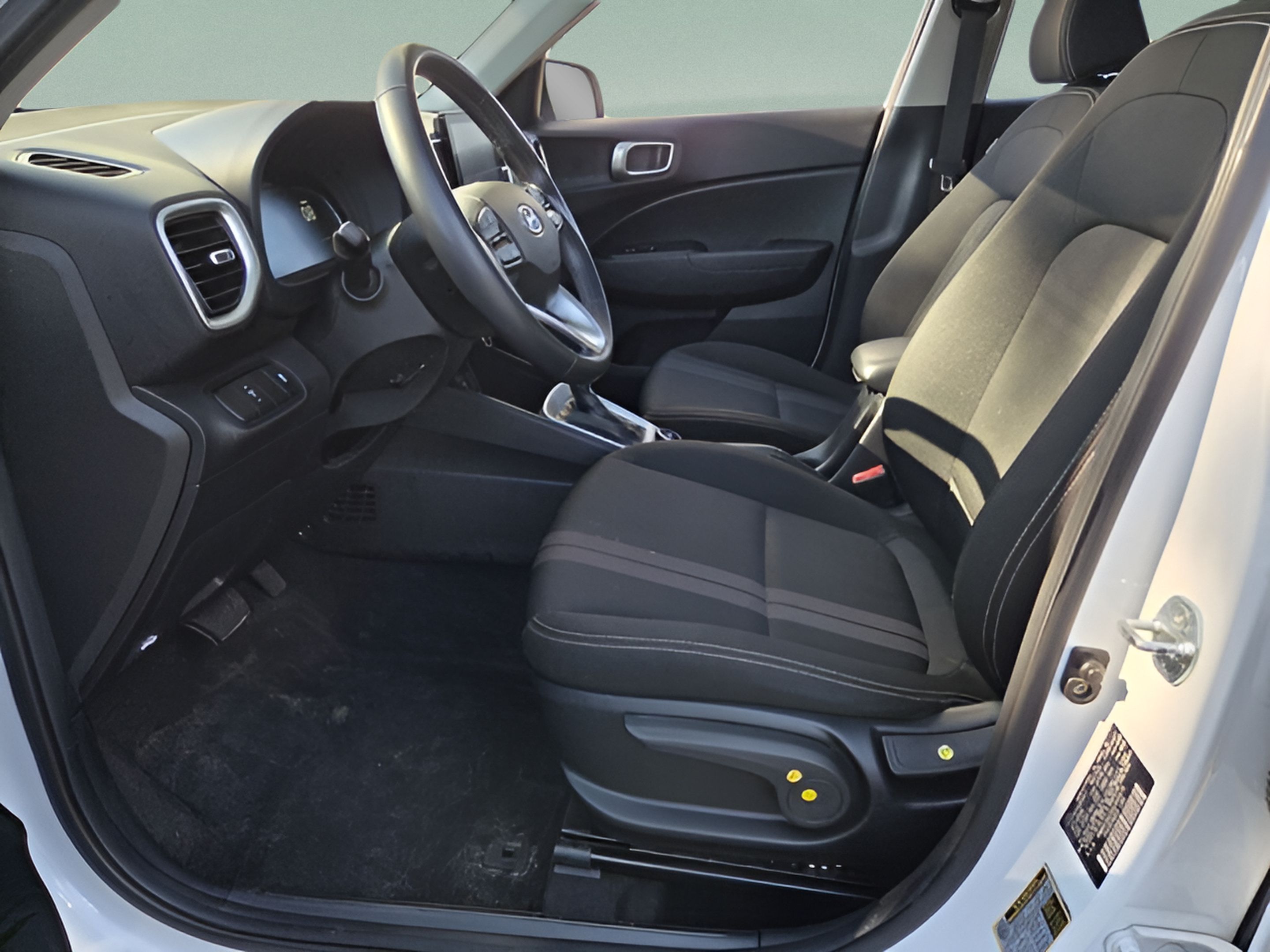 Used 2025 Hyundai Venue SEL FWD image 9