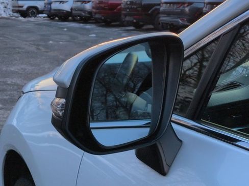 Certified 2023 Toyota Venza LE image 11