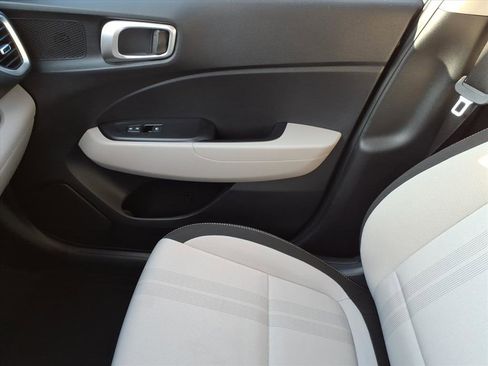 Used 2025 Hyundai Venue SEL image 33