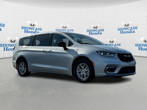 Used 2024 Chrysler Pacifica Touring-L image 10