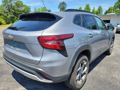Used 2025 Chevrolet Trax LT FWD image 8