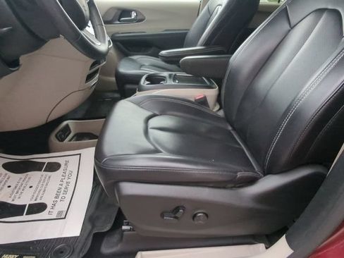 Certified 2023 Chrysler Pacifica Touring-L FWD image 10