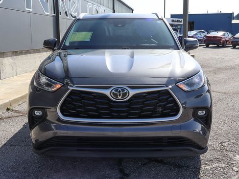 Used 2022 Toyota Highlander XLE image 2