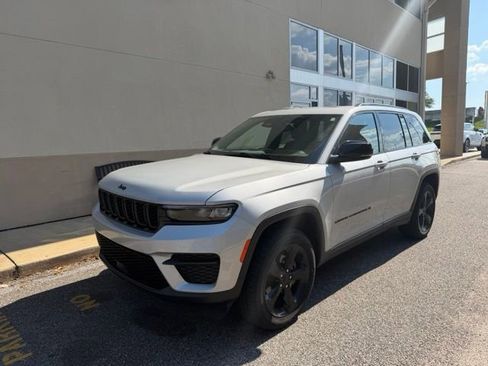 Used 2023 Jeep Grand Cherokee Altitude AWD/4WD image 1