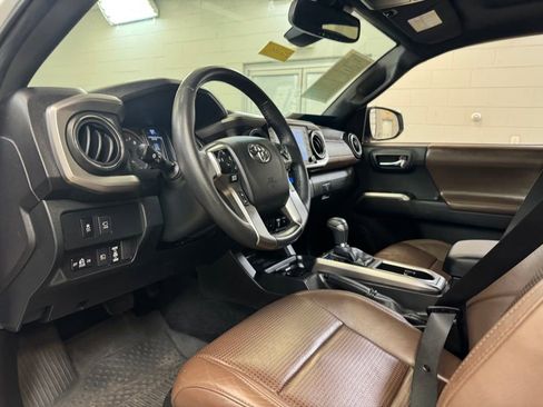 Used 2022 Toyota Tacoma Limited AWD/4WD image 13