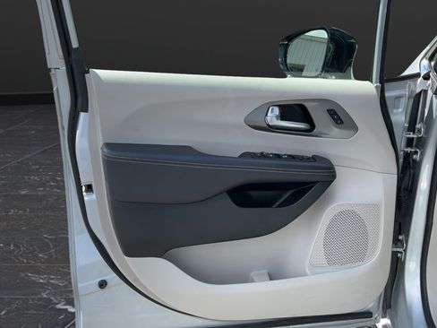 Used 2024 Chrysler Pacifica Touring-L FWD image 28