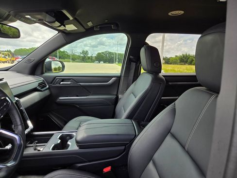 Used 2025 GMC Acadia Elevation w/ Elevation Premium Package FWD image 7