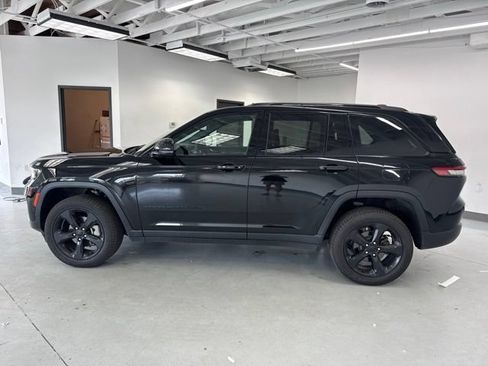 Used 2024 Jeep Grand Cherokee Limited w/ Black Appearance Package AWD/4WD image 7