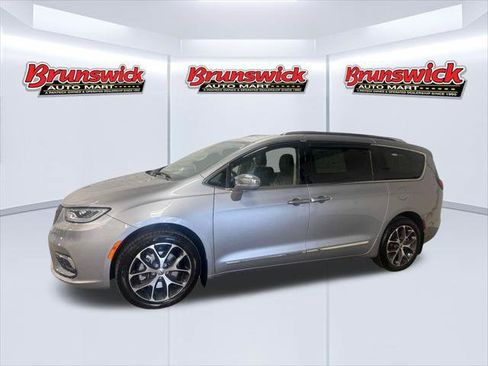 Certified 2021 Chrysler Pacifica Limited AWD/4WD image 2