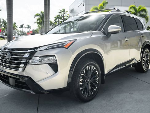 Used 2025 Nissan Rogue Platinum w/ Platinum Premium Package image 6