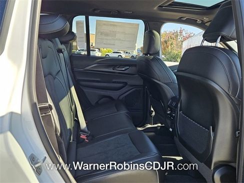 New 2025 Jeep Grand Cherokee Altitude image 15