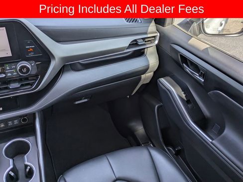 Used 2023 Toyota Highlander XLE FWD image 19