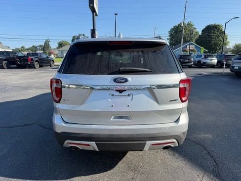 Used 2017 Ford Explorer XLT w/ Equipment Group 202A AWD/4WD image 4