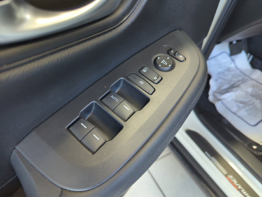 Used 2023 Honda HR-V LX image 13