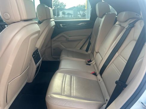 Used 2022 Porsche Cayenne AWD/4WD image 17