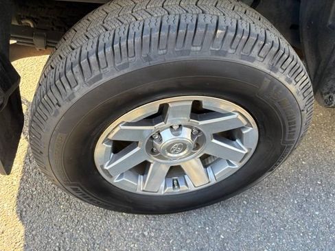 Used 2017 Toyota Tacoma SR5 w/ Tow Package RWD image 11