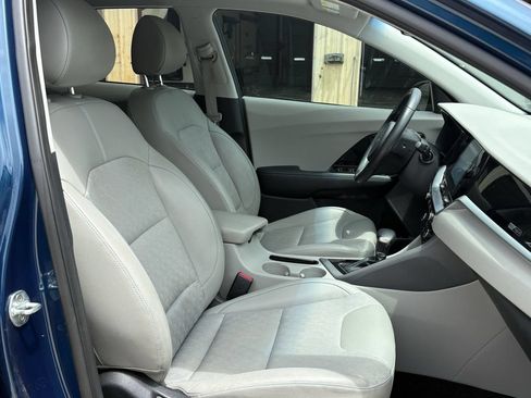 Certified 2022 Kia Niro LXS FWD image 28