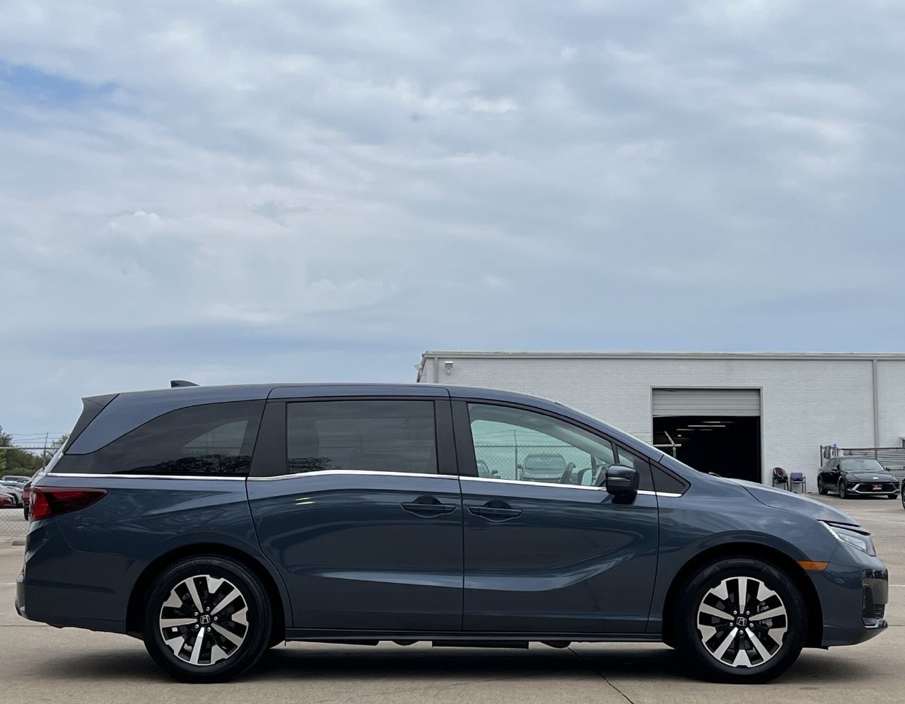 Used 2025 Honda Odyssey EX-L image 3