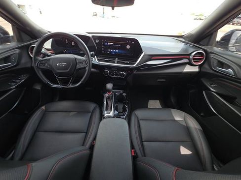 Used 2025 Chevrolet Trax RS w/ Sunroof Package FWD image 13