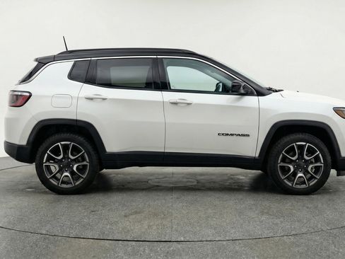 Used 2025 Jeep Compass Trailhawk AWD/4WD image 11